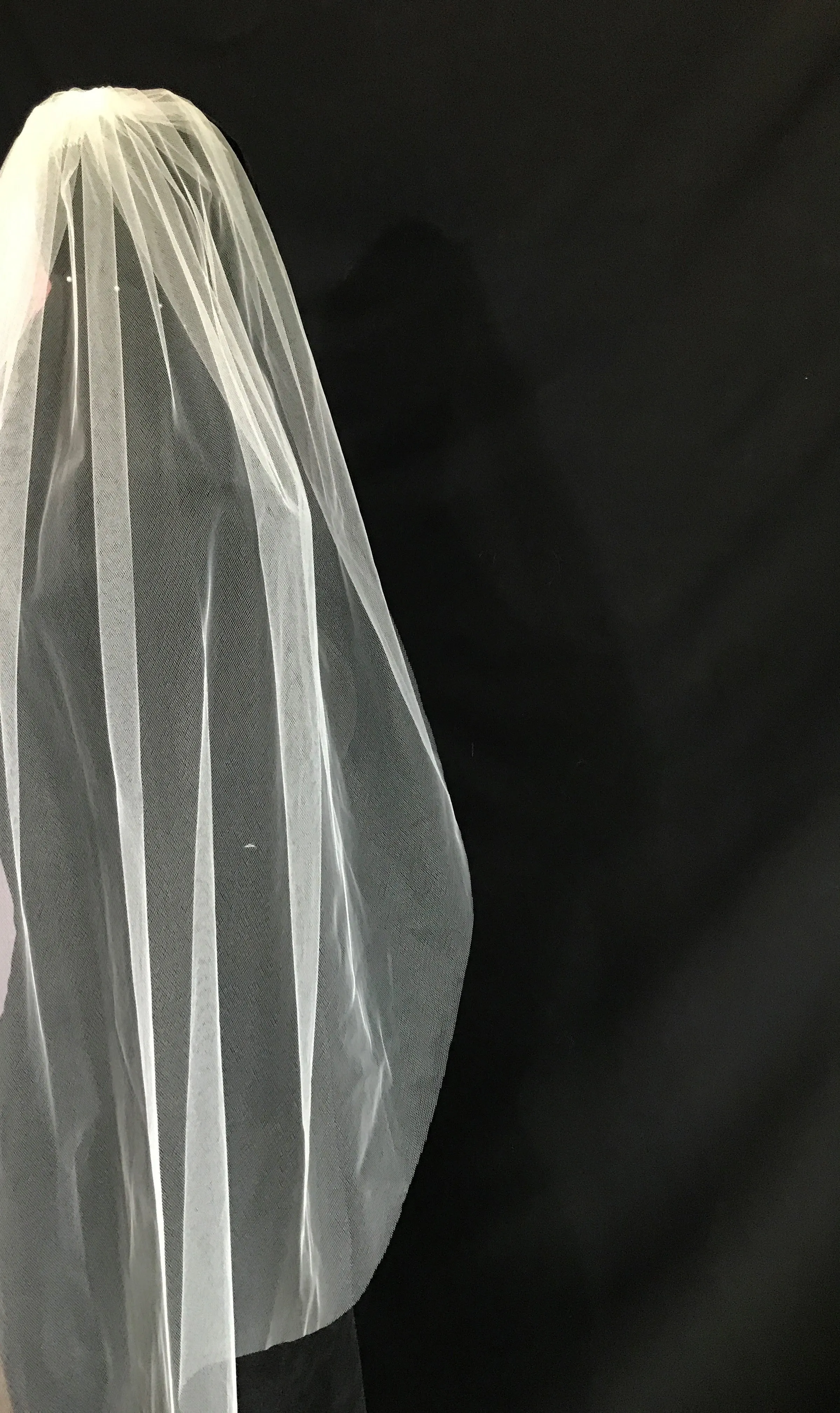 Veil 100: Cut edge veil fingertip length 1 tier